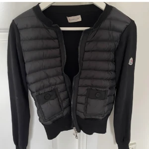 Moncler cardigan - Säljer nu min moncler cardigan då jag Har växt ur den. Storlek 1🥰 kan tänka mig att diskutera pris vid snabb affär. 