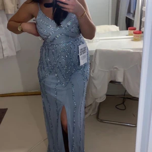 Bröllopsklänning/balklänning/studentbalklänning - Säljer denna supersnygga klänning som jag endast använt en kväll på ett bröllop. Passar perfekt till studentbalen, bröllopsgäst klänning eller festklänning. Pris kan diskuteras vid snabb affär💙🌟