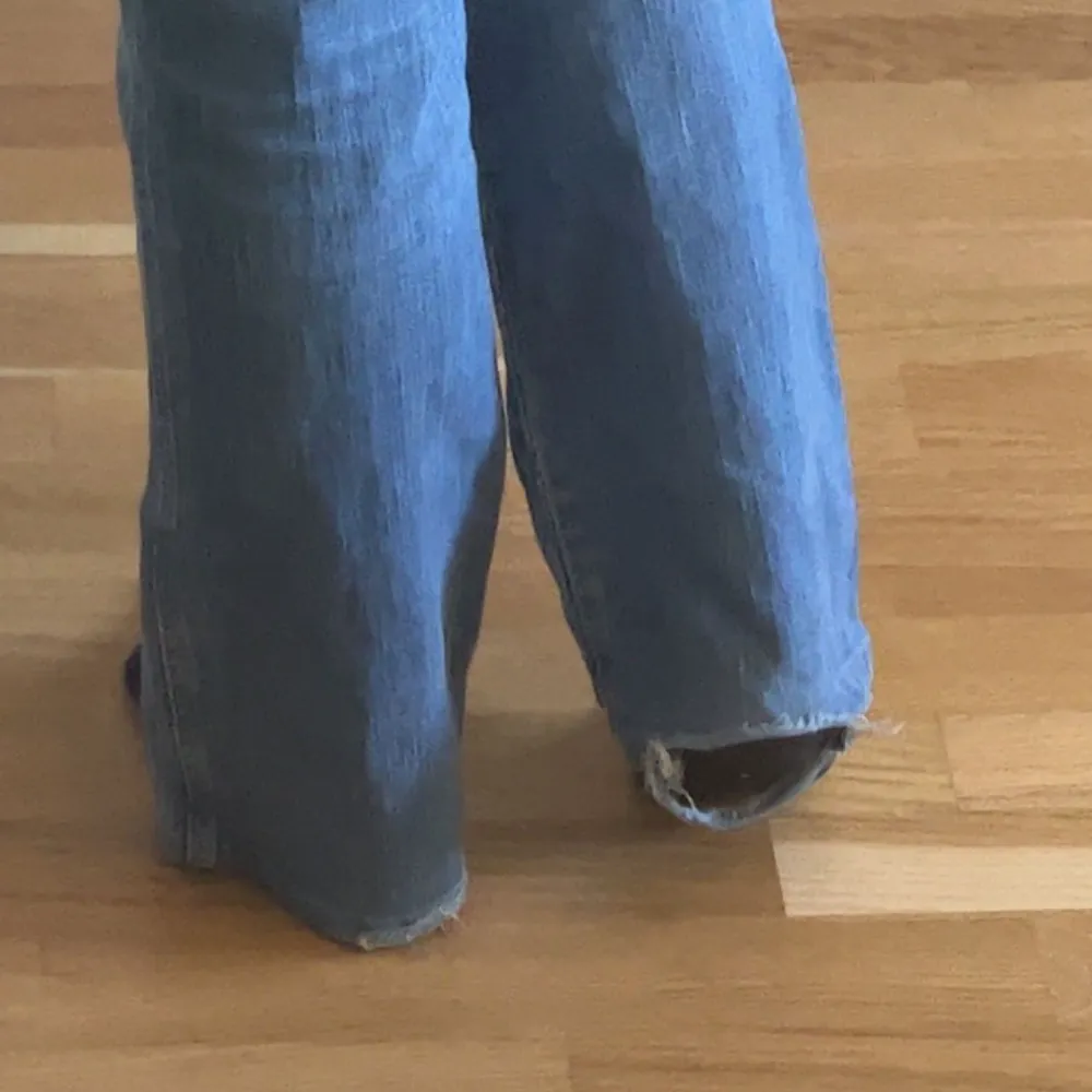 säljer dessa snygga jeans i märket diesel då de är för små för mig. Tyvärr lite slitna längst ner men annars i bra skick!. Jeans & Byxor.