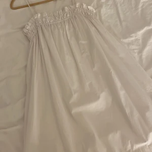 Klänning  - Jag köpte klänningen från HM förra året men den är oanvänd då jag tyckte att den satt väldigt fult på mig. Jag hann tyvärr klippa bort storlekslappen men det är antingen storlek S eller M. Den är väldigt luftig i modellen.