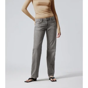 Arrow low jeans  - Säljer mina arrow low jeans i färgen black thunder eftersom de har blivit lite korta 💕 De är i bra skick 💗