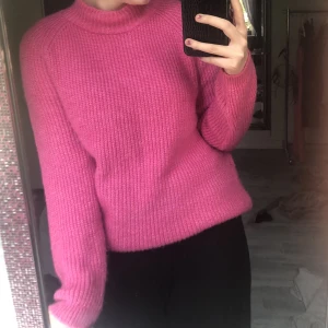Stickad tröja  - Fantastiskt mjuk och skön tröja från Nelly, helt oanvänd och säljs då jag ej trivs i färgen 