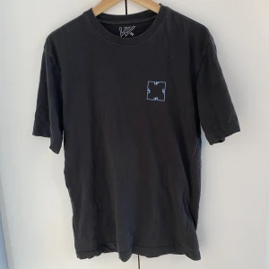 T-shirt - T-shirt med riktigt snyggt tryck på ryggen i mycket bra skick. Bara att skriva vid frågor eller funderingar