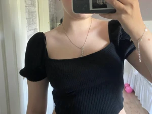 Svart tröja med detaljer - Svart tröja med detaljer. Jättefin och säljer pga för kort för min smak Inga tecken på användning 💞