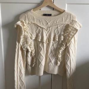 Stickad blus - Intressekoll på denna jättefina stickade blus! Köpte från mango för ungefär ett år sedan💗står L men passar mer S-M