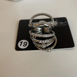 Silver ringar - Helt oanvända ringar!💕  Säljer för att jag är en guldtjej. Supersnygga och rostfria!!😍 Kan förhandla priset. 