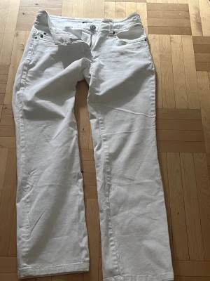 Lågmidjade vita jeans - Lågmidjade vit jeans!!! Skriv vid funderingar 💘