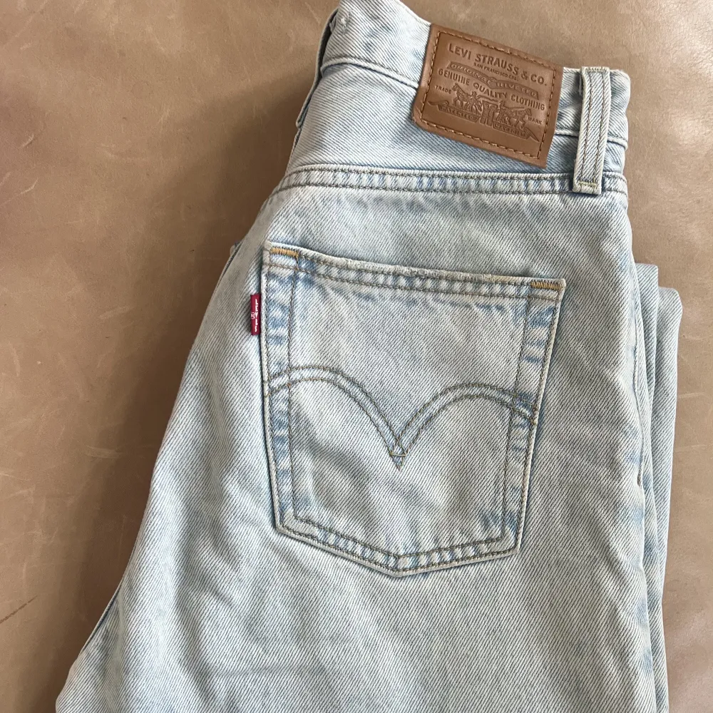 Snygga ljusblåa Levis jeans i rak modell. Fint skick men använda. Köpta för 1349kr. Jeans & Byxor.