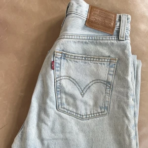 Levis ribcage - Snygga ljusblåa Levis jeans i rak modell. Fint skick men använda. Köpta för 1349kr