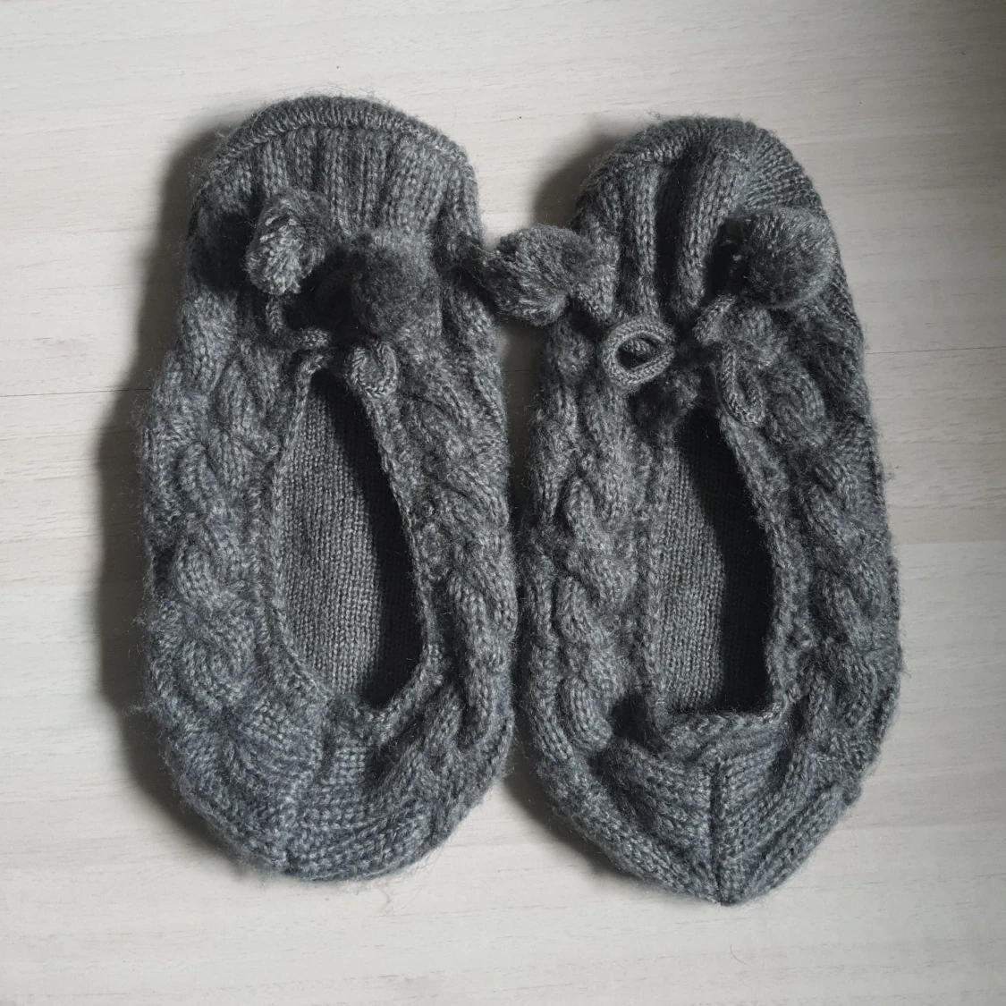 Grå stickade tofflor med halkskydd