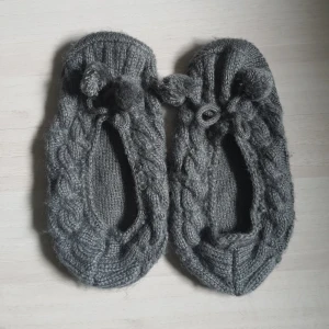 Grå stickade tofflor med halkskydd - Knappt använda tofflor, osäker på storlek men skulle säga att dem passar 37-39