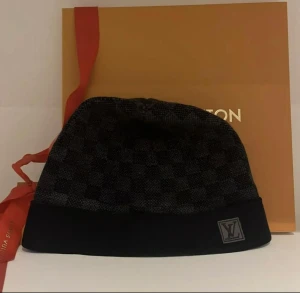 ÄKTA LV MÖSSA - En ÄKTA Louis Vuitton mössa Kvitto kommer även med Samt med låda  Bara seriösa köpare 
