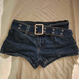 Snygga lågmidjade mini shorts - Populära lågmidjade shorts från hm som inte längre säljs!💖 