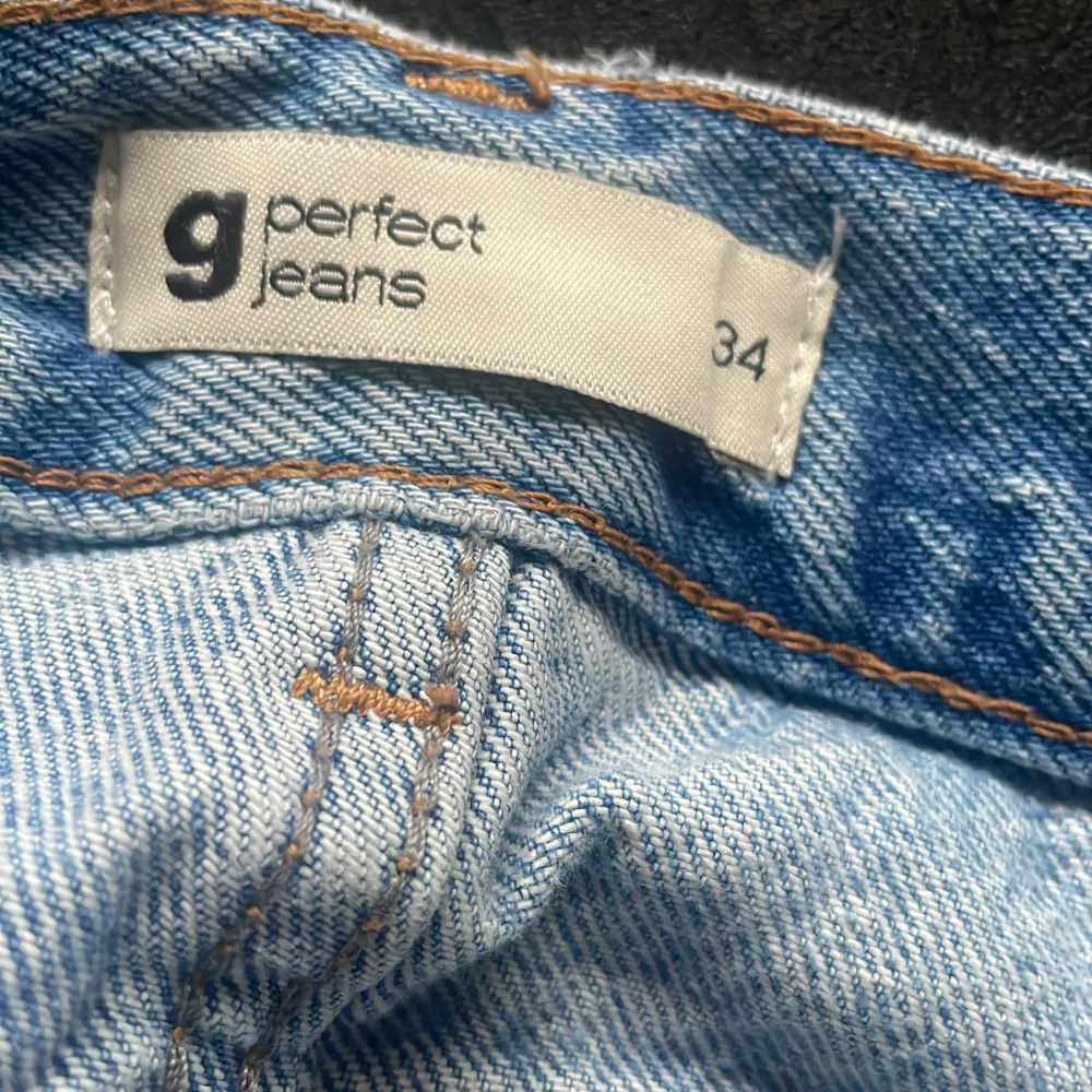 Säljer dessa midwaist jeans från Gina i storlek 34. Säljer ett par lika dana fast i svart också, om du köper båda blir det billigare💓.. Jeans & Byxor.