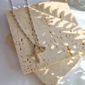 Virgin Mary silver Cross Necklace  - Silver Cross Halsband. Oanvänt.  Kommer I original förpackningen. Kosta 199kr. MATERIAL: platinum. Rostfritt och vattentålig.  Tar emot swish eller  betalningen i appen. 