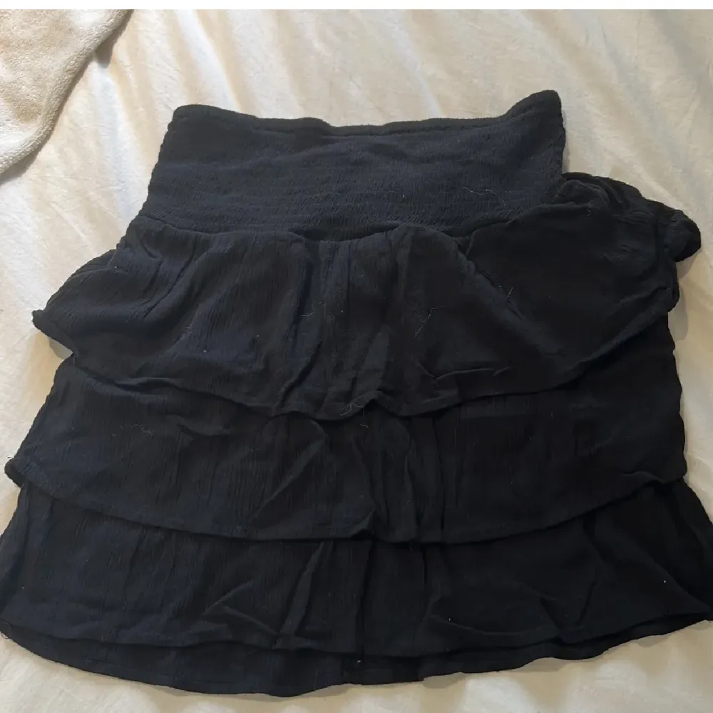 Säljer denna svarta volangkjolen från  bikbok!💗 Köpt för ca 300kr och säljs för 110kr, köparen står för frakten!!💓. Kjolar.