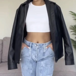 Skinnjacka  - Populär skinnjacka från hm som är slutsåld. Jättebra skick 💕