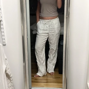 Linnebyxor - Supersnygga linnebyxor som bara inte kommit till användning, därav jag säljer de! Inte strykta (Vilket de såklart blir när det skickas!). Jag är 160 så de passar nog även 175 cm långa. Skriv för fler bilder eller frågor💓