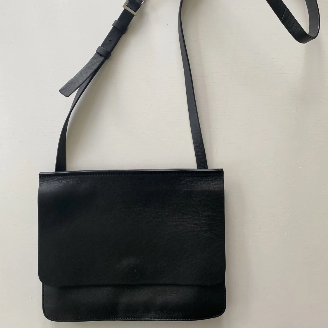 Snygg svart skinnväska 