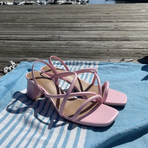 Sandaletter - & Other Stories - Ljusrosa sandaletter ifrån & Other stories Oanvända i nyskick (aldrig använda) med förpackning. Slutsålda på deras hemsida!! Storlek 39. Nypris 990kr