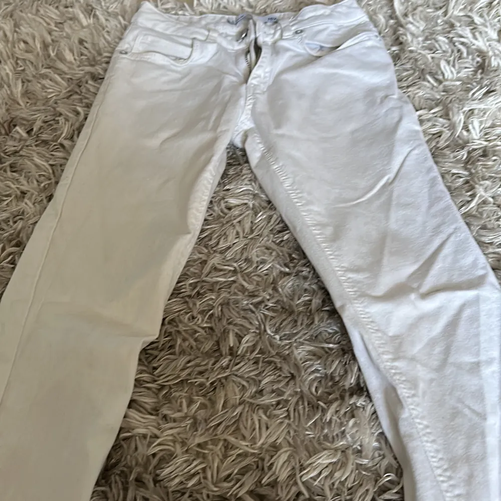 Vita low waist jeans från lager 157 bara testade . Jeans & Byxor.