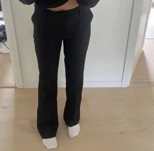 Kostymbyxor  - Säljer denna finns kostym byxan på grund av den inte passar mig, gärna hör av dig om du har flera frågor💖