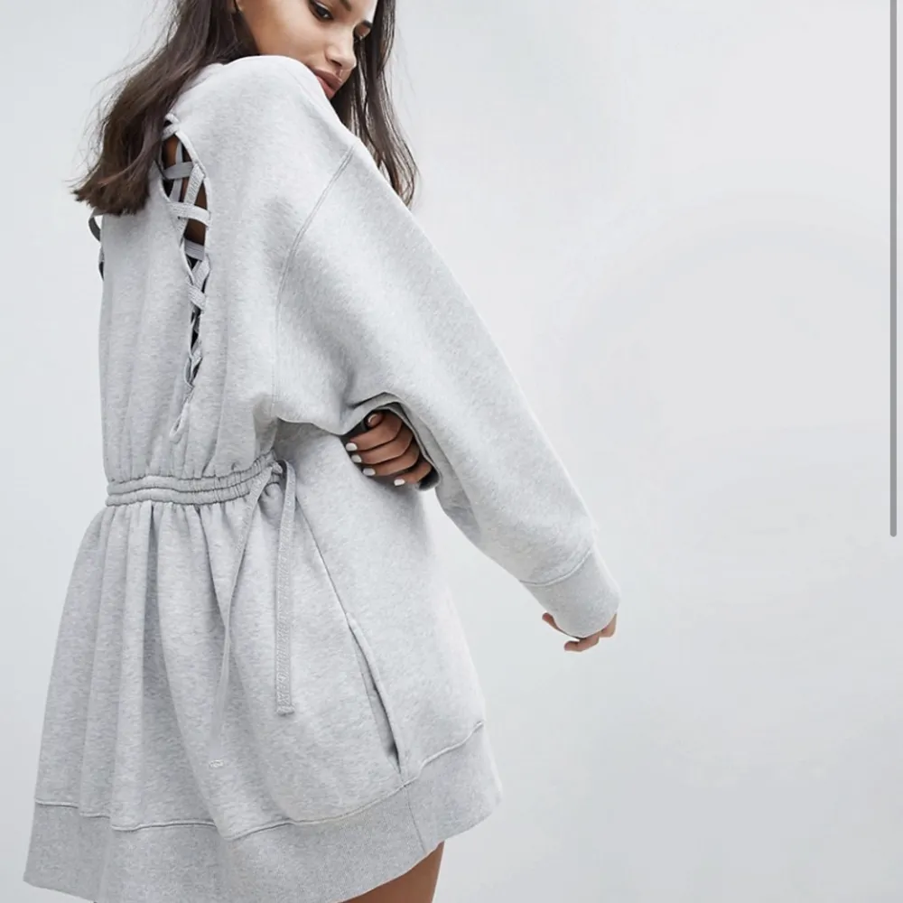 helt ny Gigi Hadid x Tommy Hilfiger klänning som inte längre finns att köpa, nypris 2300kr. Klänningar.