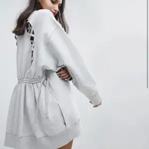 helt ny Gigi Hadid x Tommy Hilfiger klänning som inte längre finns att köpa, nypris 2300kr. Spårbar o rekomenderad frakt ingår 