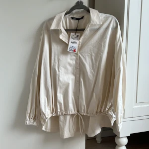 Zara skjorta - Skjorta från Zara, aldrig använd. Storlek S/M. 
