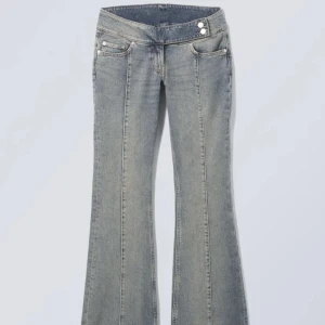 Weekday jeans - Säljer mina skitsnygga lowwaist jeans från weekday i storlek waist 26 och längd 32, passar jättebra på mig som är 1,70❤️