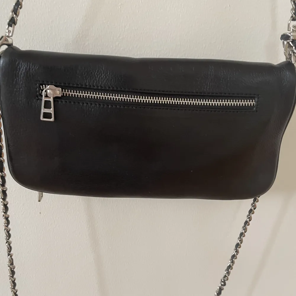 Säljer min zadif väska då den inte kommer till användning lägre. Använd Max 1-3 gånger. De är en zadif clutch bag. Nypris 4100kr. Kan gp ner i pris för snabb affär . Väskor.