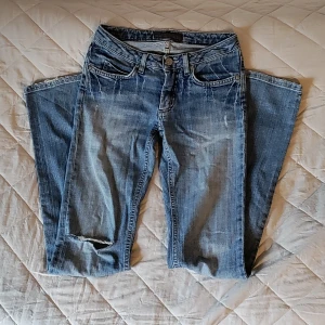 Acne Jeans - Säljer dessa supersnygga lågmidjade jeansen då de tyvärr är för små💔 Bara att skriva om du har några funderingar🫶🏻🫶🏻