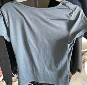 T-shirt med öppen rygg - Grå/grön t-shirt med öppen rygg från weekday, jättebra skick 💗