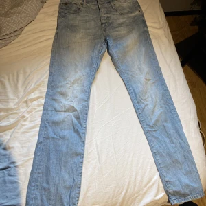 jeans vintage Jack and jones - Säljer denna Jack and Jones jeans eftersom de tyvärr inte passar mig längre. Hittar ingen storlek men jag skulle säga att de sitter som en s eller små m.  Skriv vid frågor och prisförslag 🫶
