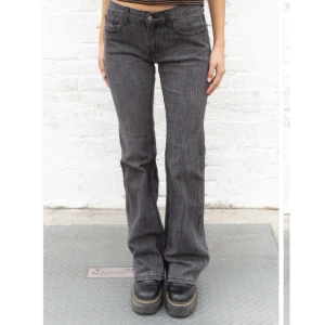 Brielle 90’s Jeans, Brandy Melville - Ett par supersnygga jeans från Brandy Melville. Använda max 5 gånger! Har snörning i midjan. Innebenslängden är 84 cm! Nypris är 420kr men säljer för bara 350!💗 Köpare står för frakt!💗