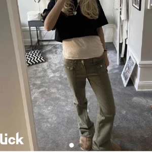 Gröna Hm jeans - Säljer dessa supersnygga och populära gröna byxorna från hm!! 💓💓Säljer pga att de inte kmr till användning. Skriv för bilder eller frågor🫶🏻🫶🏻Köp direkt för 600! 