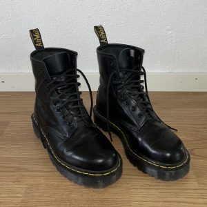 Dr Martens - Storlek 38, använda varsamt med få slitningar!! Äkta läder 