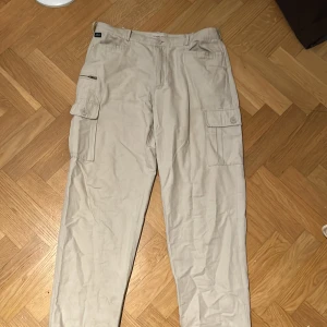 Sköna brallor - gylfens dragkedja lite strulig, annars i bra skick.   Står ej storlek men sitter bra på mig som brukar ha 32/32 