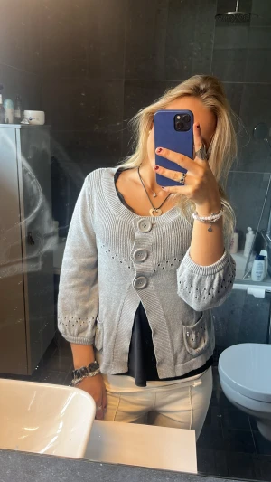 Grå kofta  - Superfin och modern kofta med tre knappar. Bra skick! 