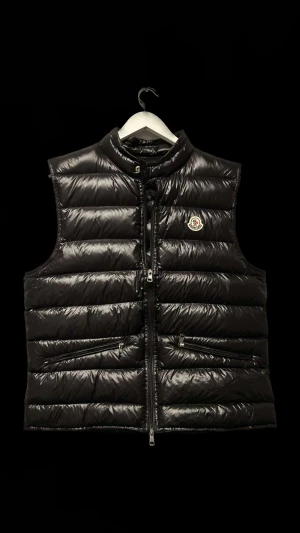 Moncler väst  - Säljer nu min Moncler väst storlek M går bra för de som har L också, använd bara i en vecka.