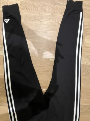 Mjukis adidas byxa Small - Storlek S Mjukis byxa från adidas  Muddar vid benslut Jätte fin skick  Djur och rökfri hem  Fickor vid sidorna