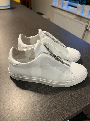 Axel Arigato - Säljer mina fina Axel Arigatoskor som aldrig kommer till användning då jag har massa andra skor. Väl omhändertagna. Skriv vid mer funderingar och pris kan diskuteras