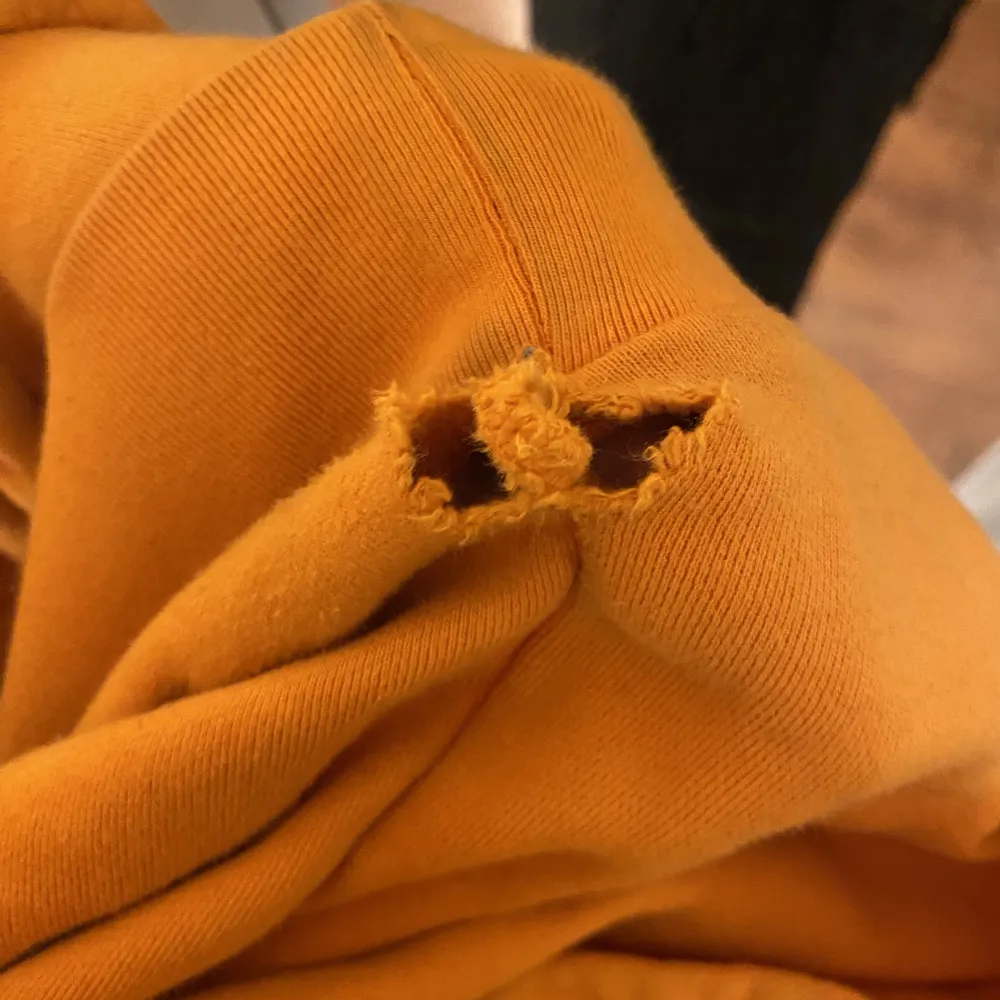 orange hoodie 🧡 sista bilden visar en defekt som sitter längst ner på vänstra sidan. . Hoodies.