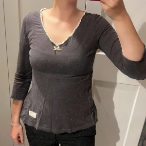 Odd molly topp - Grå odd molly topp i strl 1, dvs strl S. Fint skick!💛