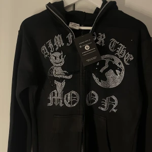 Hoodie  - Hoodie från aim for the moon, helt ny med prislapp och aldrig använd
