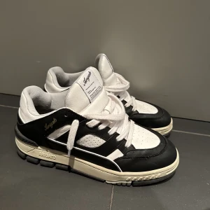 Arigato skor - Säljer nu dessa feta skor från Arigato pga att dom inte kommer till användning längre. Köpt på NK i gbg för 3100. Men säljer för 1499. Skick 8/10. Finns dock inget kvitto ellr låda kvar, hör av dig vid fler frågor! /Elias