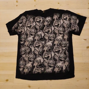 Skullpile t shirt - Tvär fet skullpile t shirt från rock eagle, storlek XL pris kan diskuteras