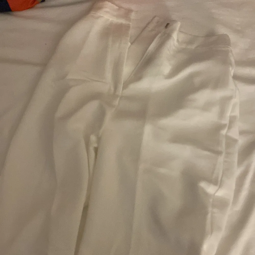 Säljer dessa vita kostym byxor, som jag köpte från hm för runt 300kr, har bara använt dessa 2 gånger och dom e lite genomskinliga men dom passar inte mig längre. Pris kan diskuteras privat. Jeans & Byxor.