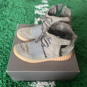 Yeezy boost 750 grey gum/light grey glow in the dark (2016) - Size US 9,5 = EU 43 1/3. Condition 7/10. All original + receipt. Please send a message before buying.