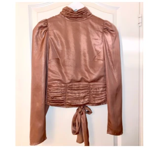 Roséguld blus 🌷 - Långärmad blus med turtleneck med knappar i nacken och öppen rygg med knytband! 🫶🏼💕 Från GinaTricot 🌸